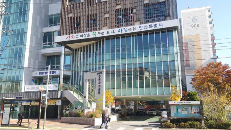 단지와 가까운 곳에 위치한 중앙동행정복지센터 입니다