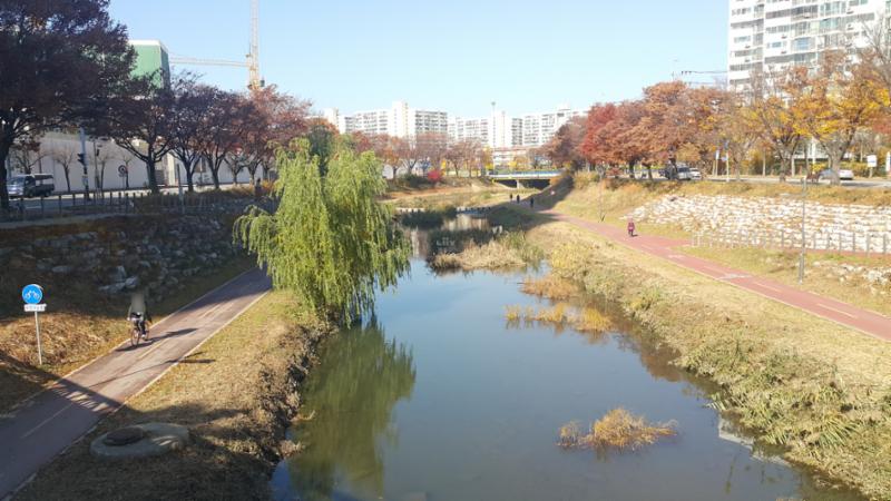 단지 인근에는 안산천변이 있습니다