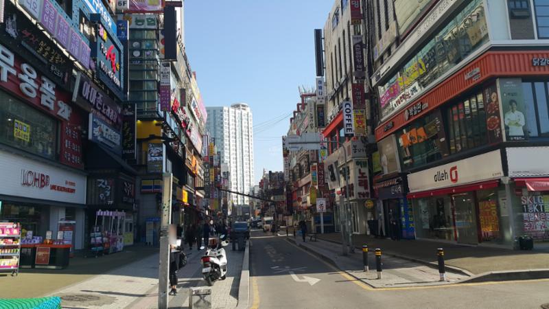 단지 인근에 로데오거리가 있습니다