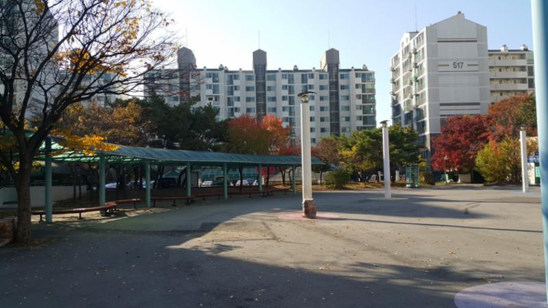 단지 중앙에는 주민 휴게시설이 넓게 자리하고 있으며 주변으로 조형물과 조경이 어우러져 있습니다
