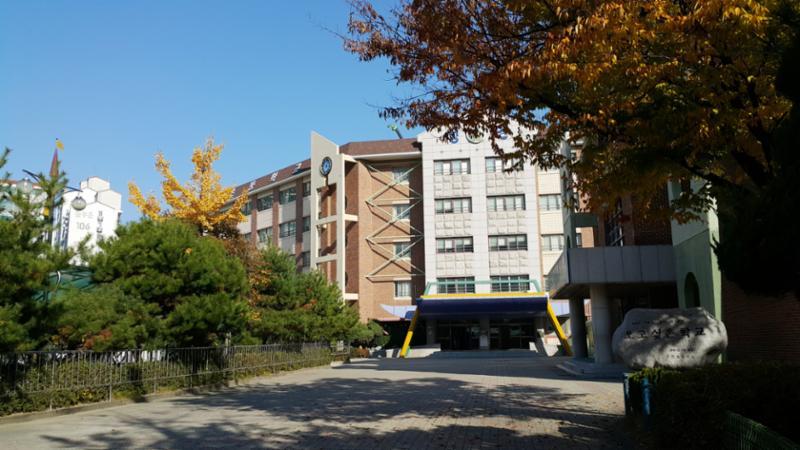 단지 주변에 있는 성안초등학교 입니다