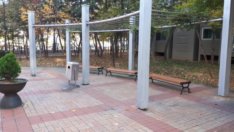 단지 내에 마련되어 있는 쉼터예요