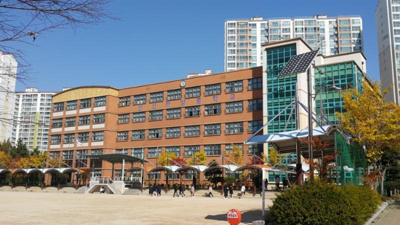 단지 주변에 있는 안산해양중학교 입니다