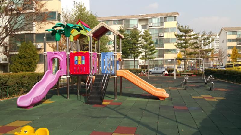 밝은 분위기로 꾸며진 단지 내 놀이터이에요