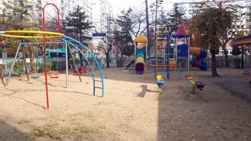 한양산호3차아파트 단지 내 놀이터입니다