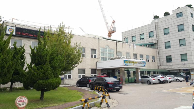 단지 주변에 위치한 안산세무서입니다