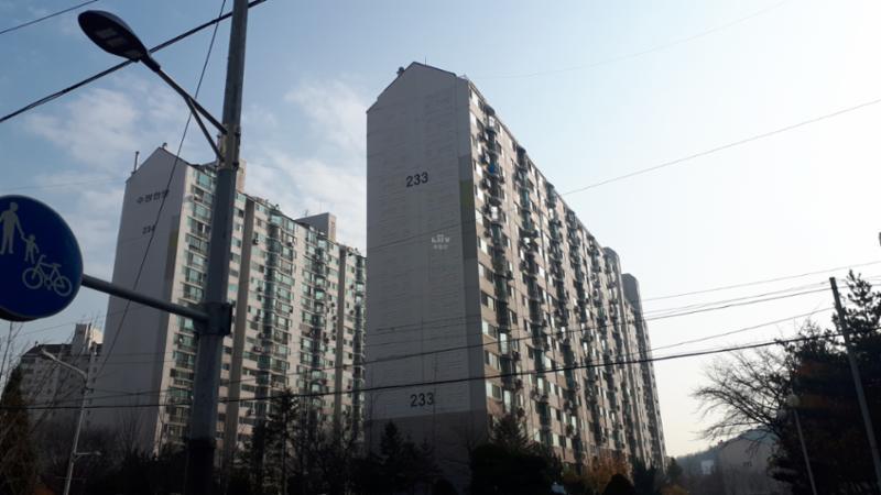 1992년 09월에 지어진 단지인 만큼 부분적으로 연식이 느껴지지만 전체적으로 양호하게 관리된 단지 외관이에요