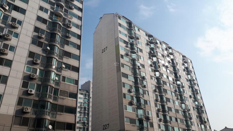 고급스러운 디자인과 차별화된 분위기로 단지의 품격을 한층 더 높이는 수정한양아파트 전경 모습이에요