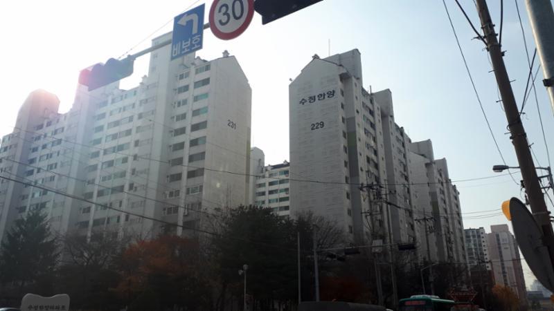 단지만의 특별한 외관 디자인으로 품격 있고 고급스러움이 느껴지는 단지 모습이에요
