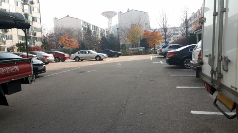 단지를 관통하여 이어져 있는 단지 내 도로에요