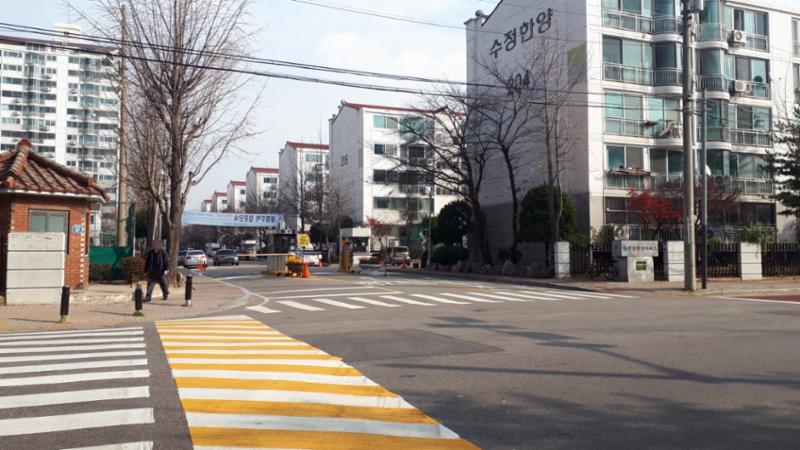 수정한양아파트 정문이에요