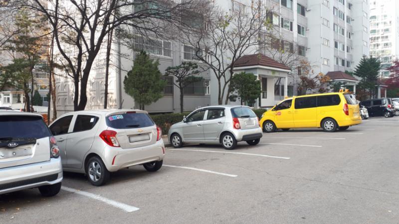 단지 현관 곳곳마다 지상 주차장이 마련되어 있고 넓이 또한 넉넉하여 차량 간의 불편사항이 없으며 도로와 인접해 정문이나 후문으로 이동이 편해져요