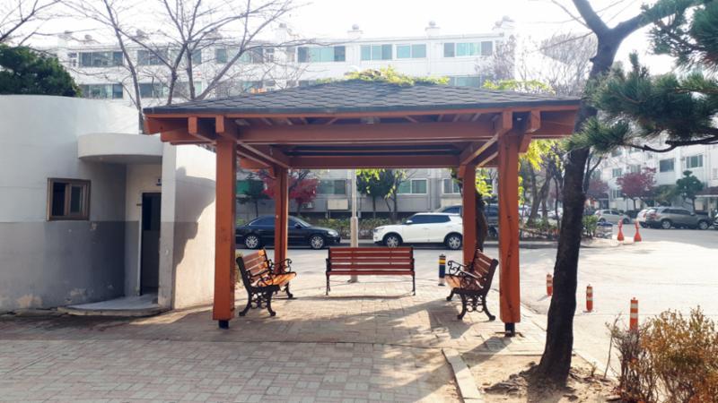 나무 그늘 밑 벤치에 앉아 편안하게 휴식을 취할 수 있는 휴식공간이에요