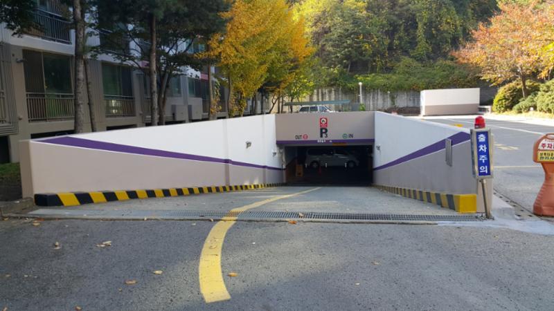 지하로 연결되어 있는 지하주차장 출입구에요