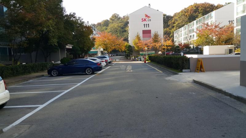 도로와 인접해 있는 지상주차장이에요