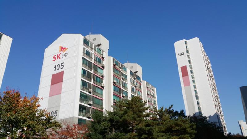 1994년에 지어진 단지인 만큼 부분적으로 연식이 느껴지지만 페인트로 재마감해 깔끔한 외관을 자랑하며, 전체적으로 양호하게 관리된 단지 외관이에요