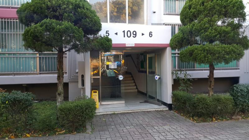선경아파트 109동 1층 공용 현관의 모습이에요