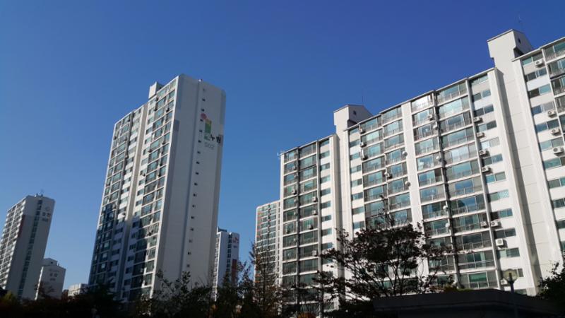 1994년에 지어진 단지인 만큼 부분적으로 연식이 느껴지지만 페인트로 재마감해 깔끔한 외관을 자랑하며, 전체적으로 양호하게 관리된 단지 외관이에요