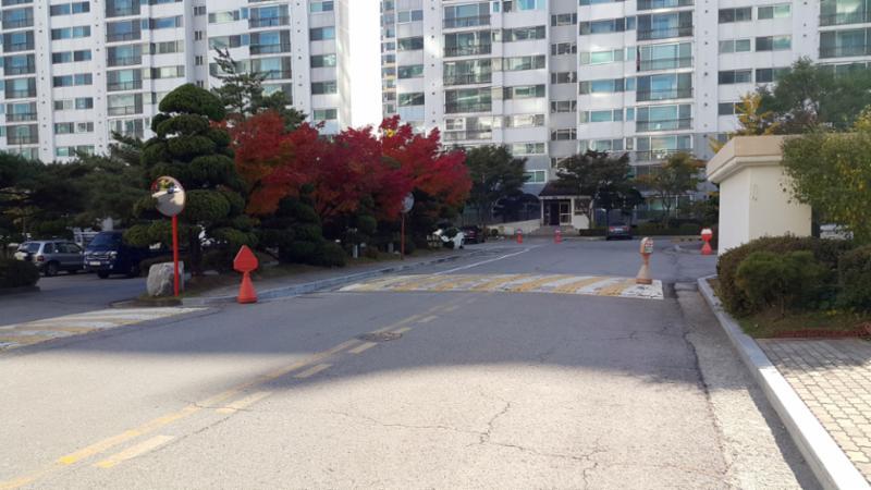 지상주차장과 인접한 단지 내 도로에요