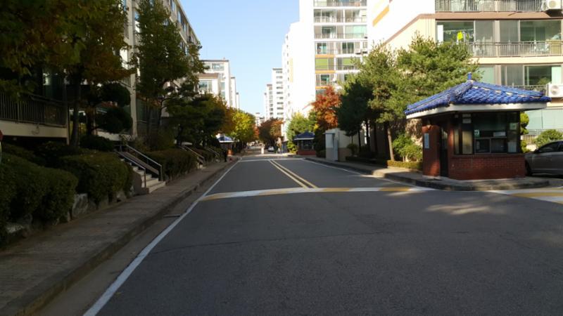 단지내 현관으로 바로 연결되는 도로에요