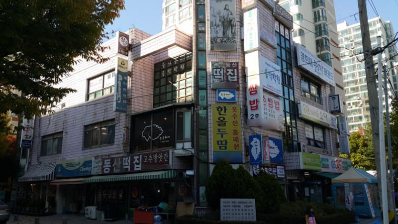 단지 내 상가가 배치되어 있고 다양한 업종의 상가들이 입점해 입주민들이 멀리 가지 않아도 편리하게 이용할 수 있도록 신경 쓴 모습이에요