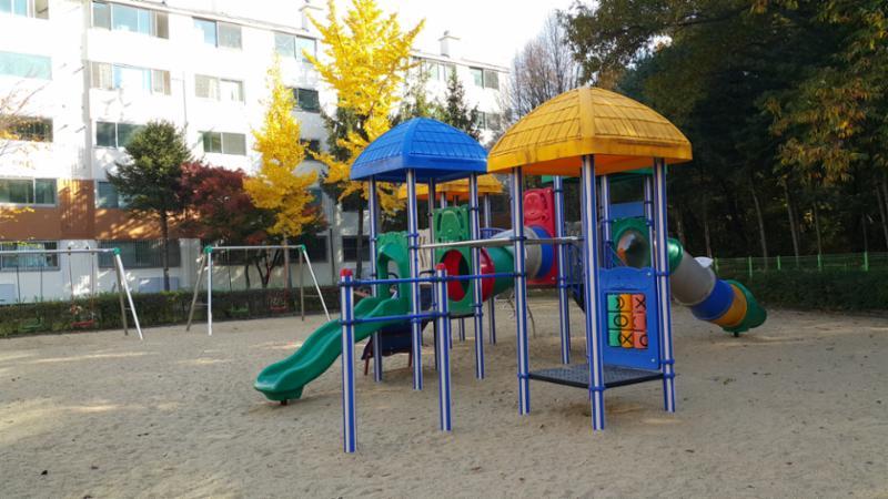 아이들이 뛰어놀 수 있는 놀이터이에요