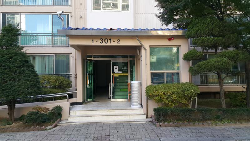 상록수현대1차아파트 301동 1층 현관이에요