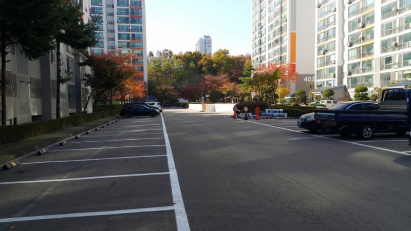 총 526대를 주차할 수 있는 지상 주차공간이에요