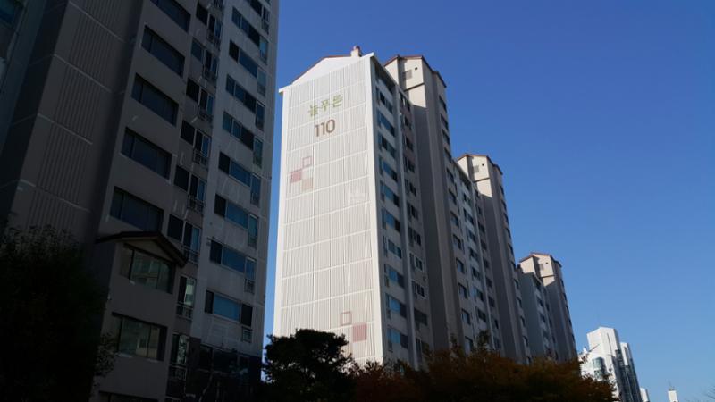 내부에서 바라본 110동 전경 입니다