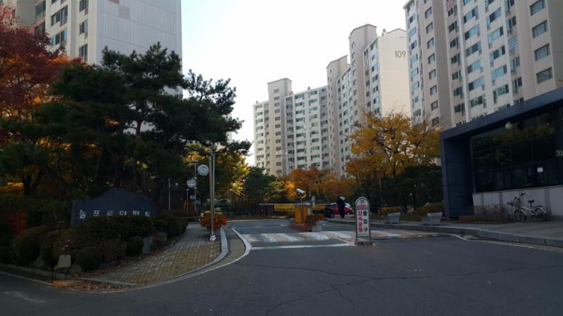 정문 앞 바로 횡단보도와 연결되는 곳에 출입구가 위치해 있으며 바로 건너편 버스정류장으로 한번에 건널 수 있어 편리하게 이용이 가능해요