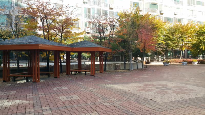 단지곳곳에 마련된 휴게시설입니다