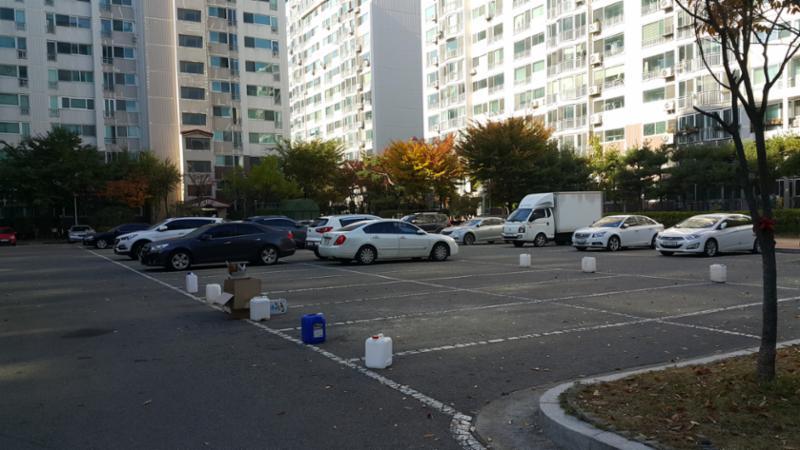 늘푸른 아파트의 지상 주차장입니다