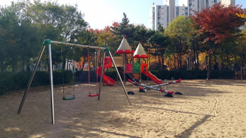 아기자기 한 색상으로 꾸며진 놀이터와 놀이기구 입니다