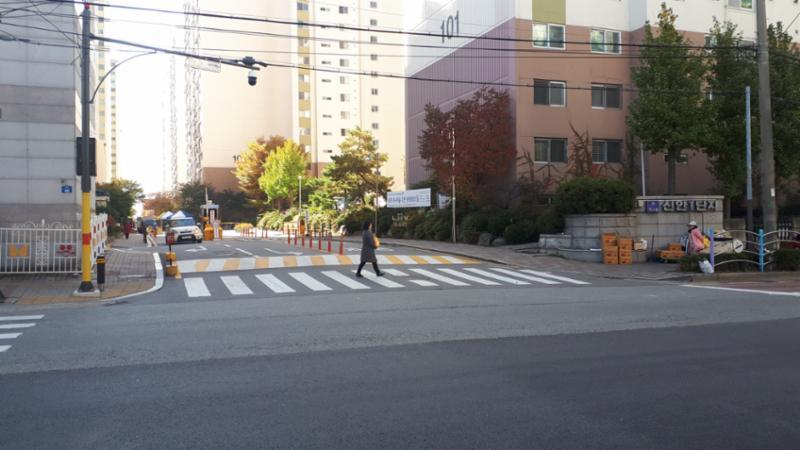 입주민 차량과 방문자 차량의 출입을 별도로 구분하여 보안에 신경을 쓴 신안1차 단지정문이에요