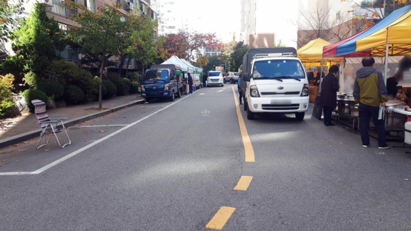 단지를 관통하여 이어져 있는 단지 내 도로에요