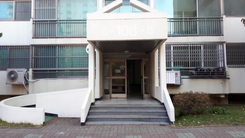 계단과 경사로가 있어 유모차, 자전거, 휠체어 등의 이동이 편리한 108동 1층 단지현관이에요