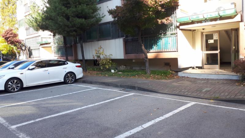 단지 내 지상주차장 모습이에요