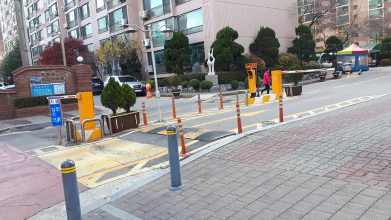 성원1차 아파트 단지 정문이에요