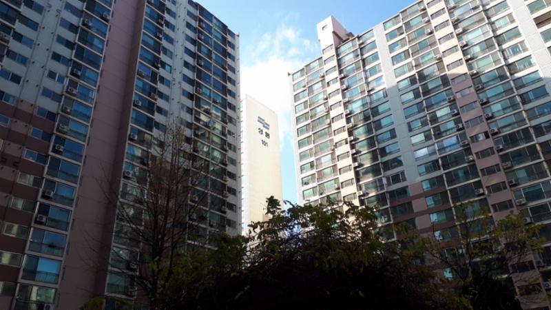 성원1차아파트 101동 단지 전경 모습입니다