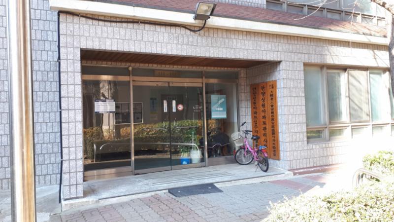 단지 내 관리사무실은 입주민이 불편함 없이 단지생활을 할 수 있도록  각종 민원이나 편의를 돕기위해 단지 한쪽에 위치해 있어요