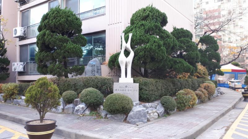 단지 곳곳에 잘 관리된 화단과 다양한 조형물이 갖춰져 있어 보는 재미가 있는 단지 전경이에요