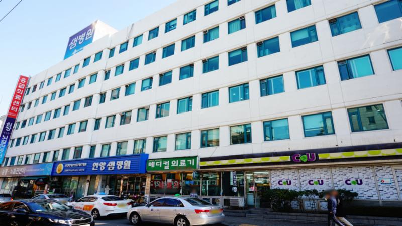 단지 주변에 위치한 대형 의료시설인 안양샘병원입니다