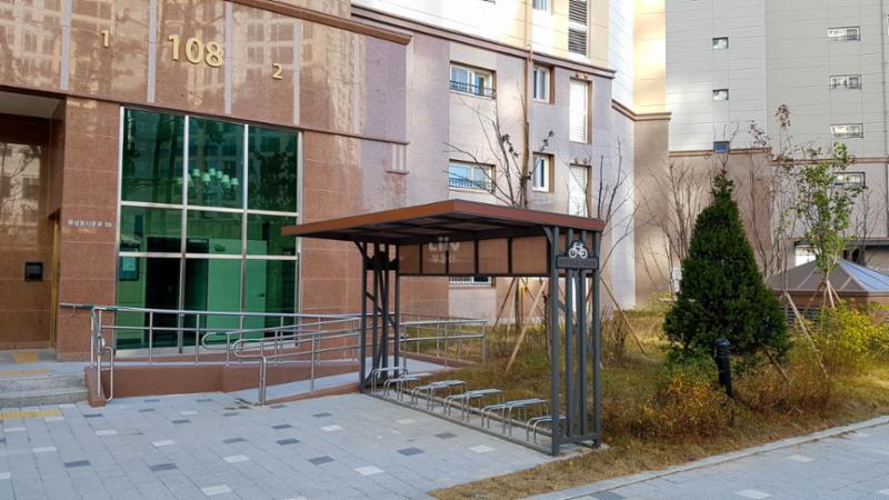공동현관 옆으로 자전거를 주차할 수 있도록 공간이 마련되어 있으며, 단지 곳곳에도 자전거 보관소를 제공하여 입주민의 자전거를 안전하게 보관할 수 있도록 하였어요