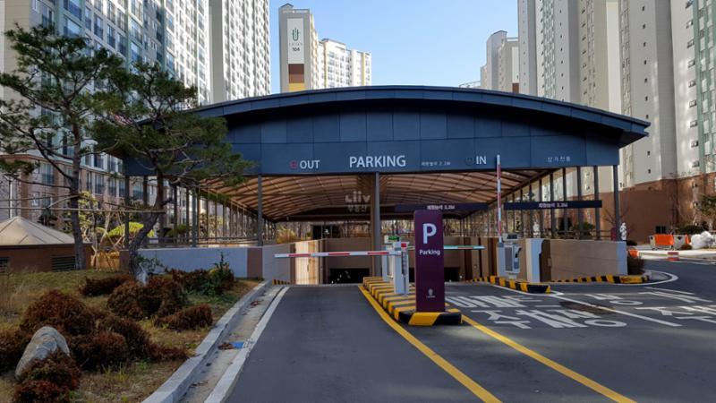단지는 지상주차장이 없어 지하주차장을 이용해야 하며 아파트 정문에는 경비인력이 상주하여 외부인의 출입을 통제할 수 있어요