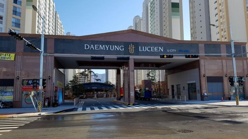 단지의 이미지를 높여주고 아파트 가치를 드높여 주는 멋스러운 대형 문주가 마련된 정문이에요