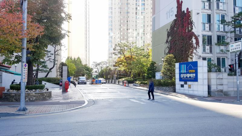 삼성래미안 단지 정문이에요