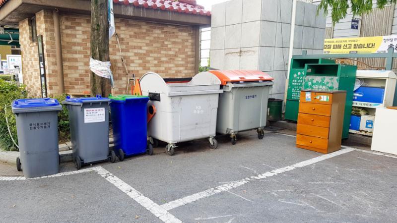 입주민들의 생활편의를 위하여 재활용 분리수거장을 야외에 별도로 설치하여 편의를 높였으며, 단지를 깨끗하게 관리할 수 있어요