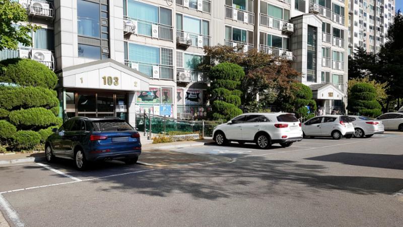 현관과 바로 연결되는 지상 주차장의 모습이에요