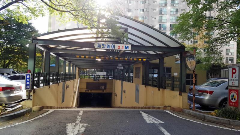 삼성래미안 지하주차장 출입구의 모습이에요