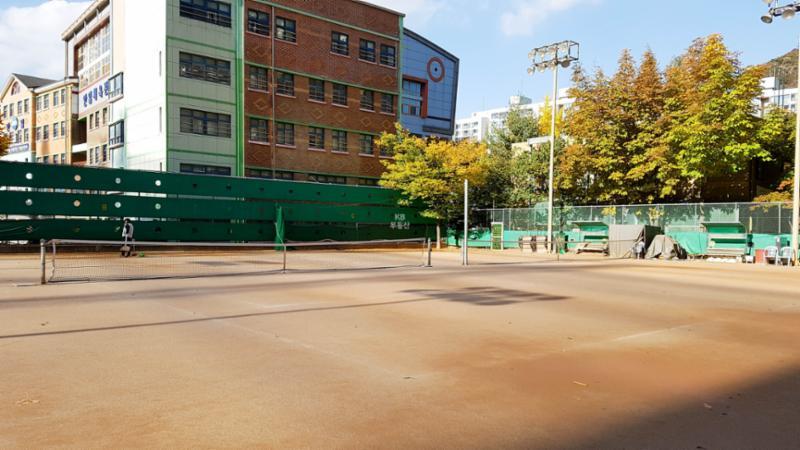 삼성래미안 단지 내 마련된 넓은 공간의 공터에요